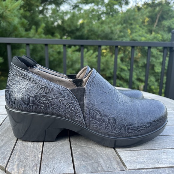 Naturalizer Freeda Clog Size 8.5 Ortholite Blue Leather Floral Emboss Nurse Shoe - Picture 1 of 9
